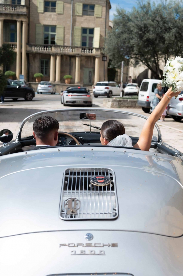 Jeunes mariés dans leur Porsche grise décapotable à Uzès